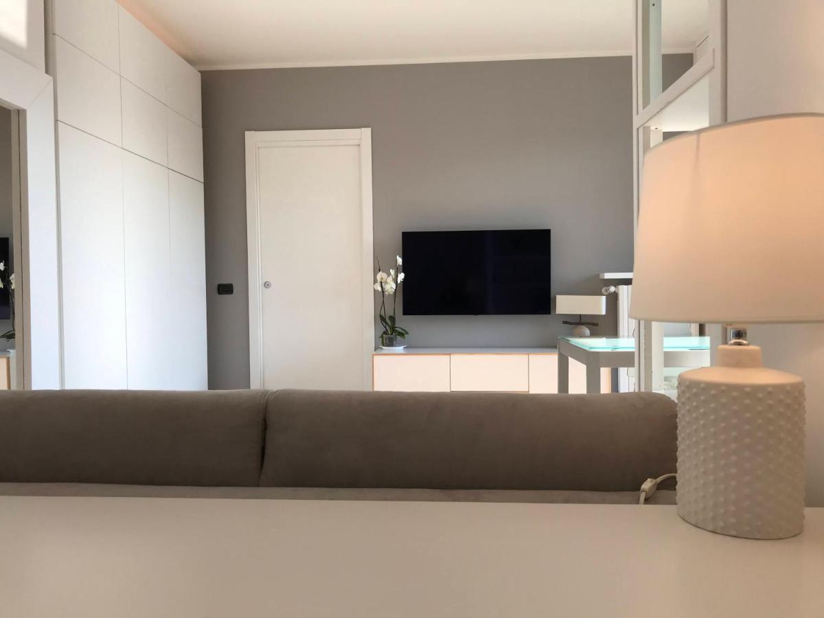 Ferienwohnung Fiera Milanocity View With Terrace Next To Shopping Mall Exterior foto